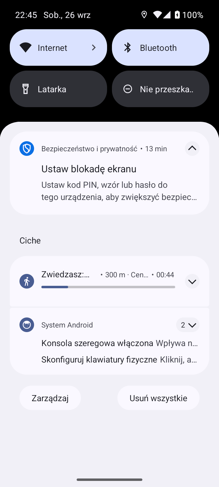 Trwałe powiadomienie zwiedzania w szufladzie systemowej: nazwa trasy, dystans do celu, czas zwiedzania i pasek postępu